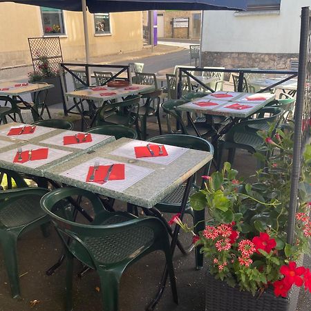 Logis Hotel Restaurant Cazes Arazat Laissac Exteriör bild