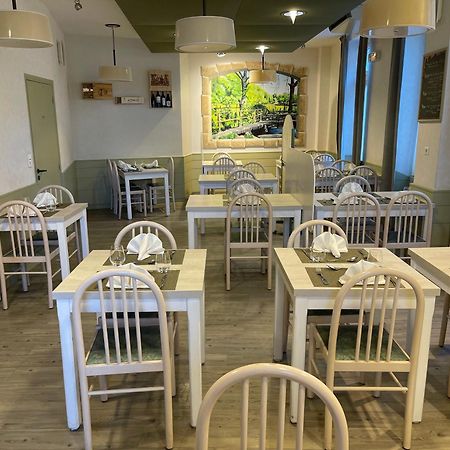 Logis Hotel Restaurant Cazes Arazat Laissac Exteriör bild