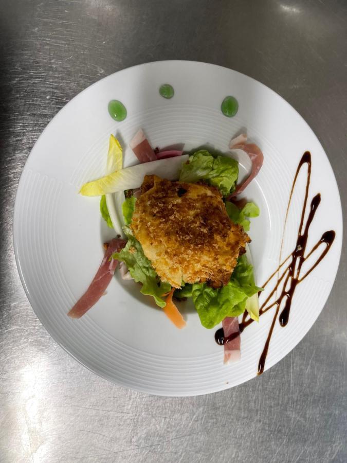 Logis Hotel Restaurant Cazes Arazat Laissac Exteriör bild