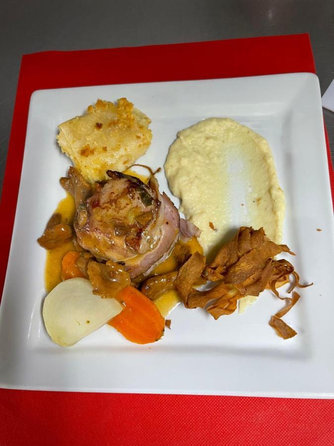 Logis Hotel Restaurant Cazes Arazat Laissac Exteriör bild