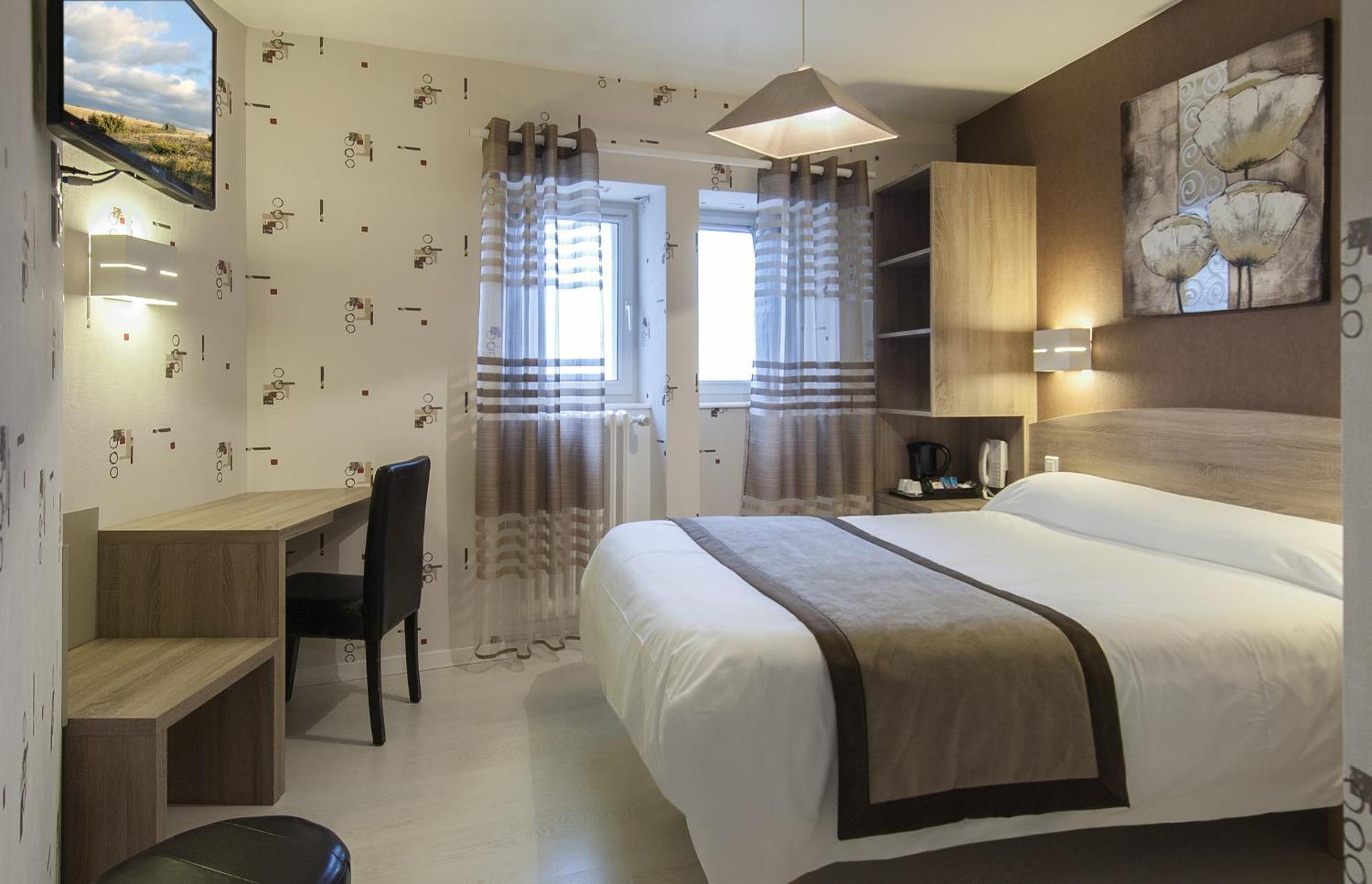 Logis Hotel Restaurant Cazes Arazat Laissac Exteriör bild