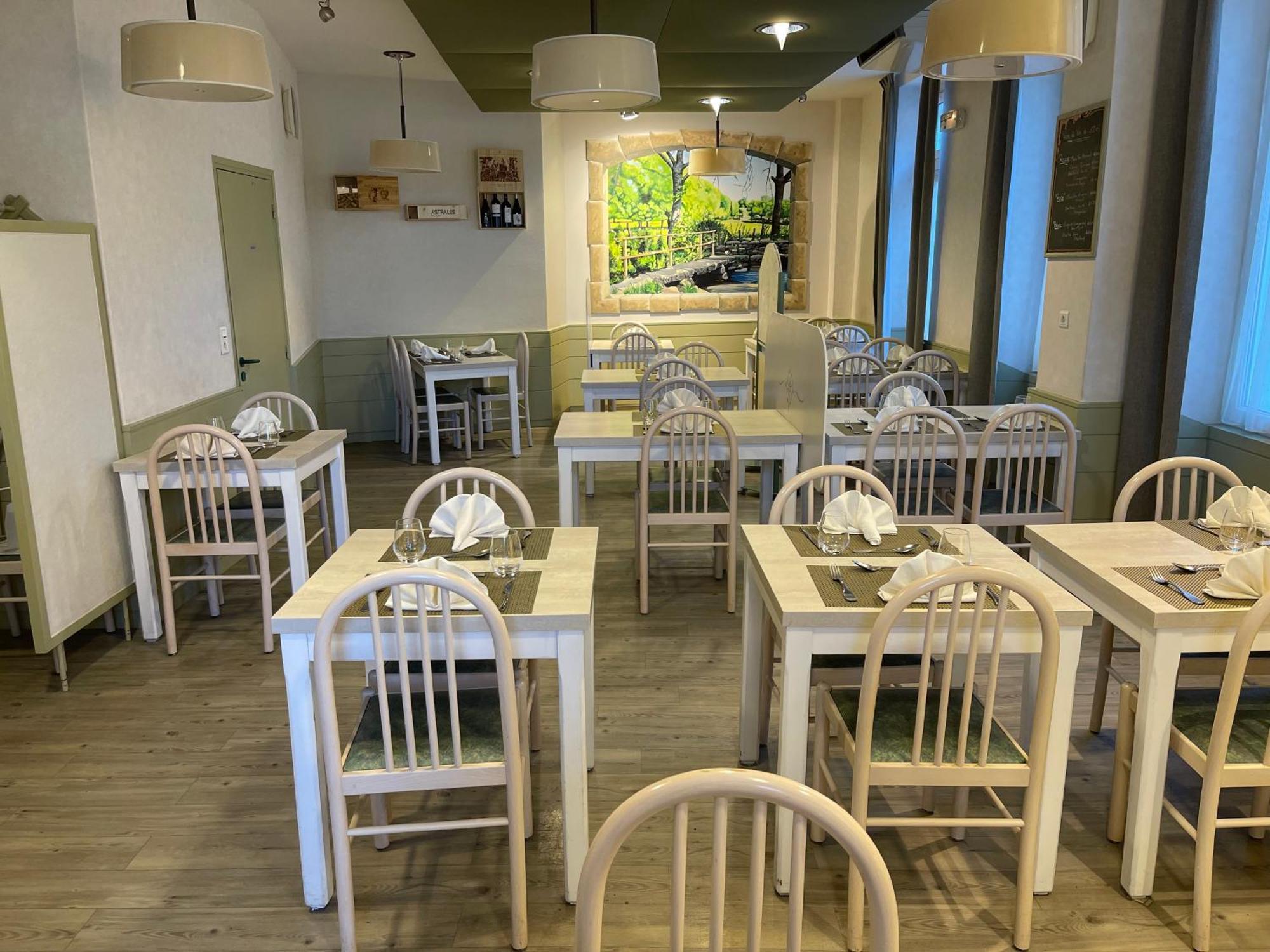 Logis Hotel Restaurant Cazes Arazat Laissac Exteriör bild