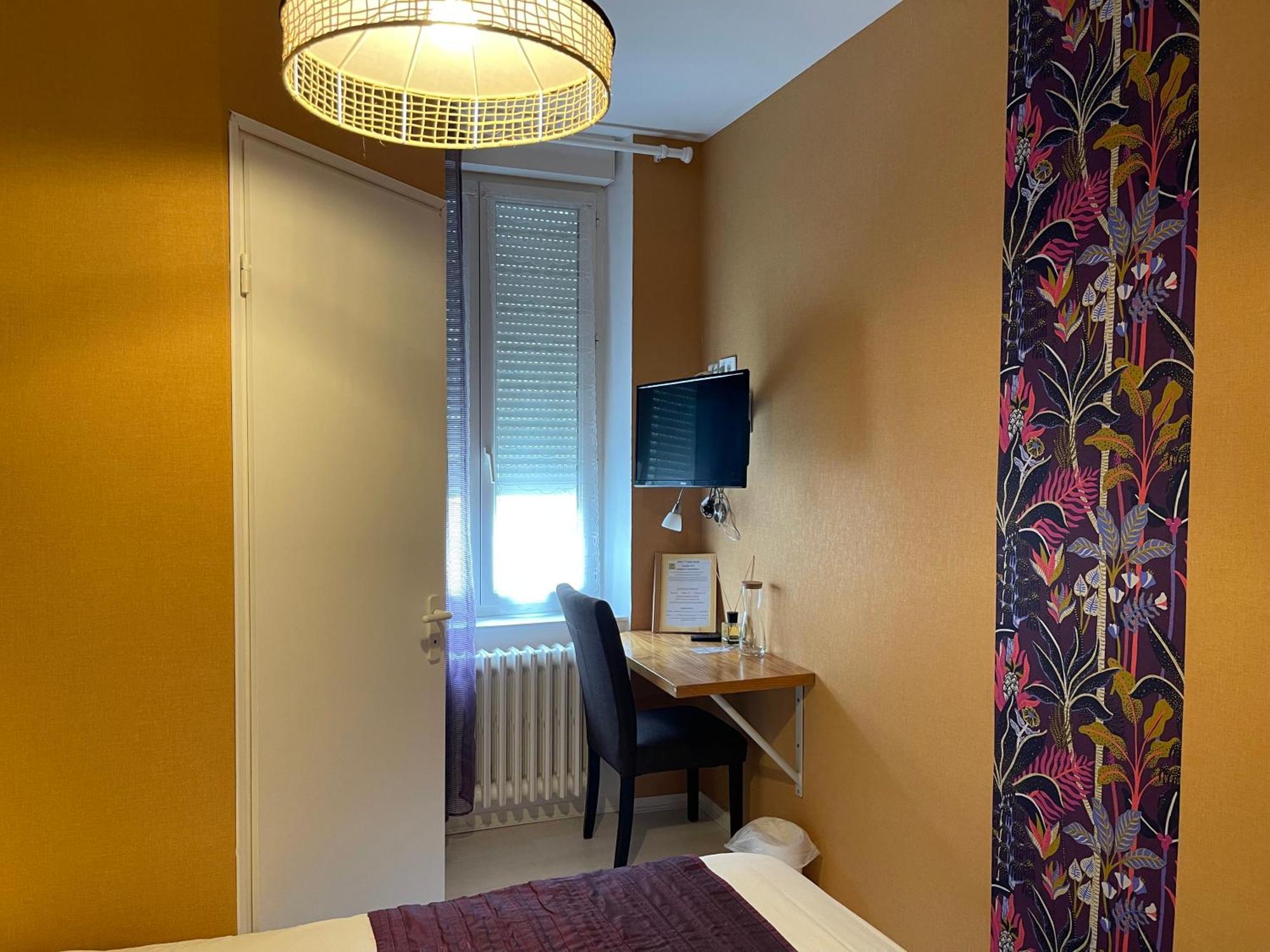Logis Hotel Restaurant Cazes Arazat Laissac Exteriör bild