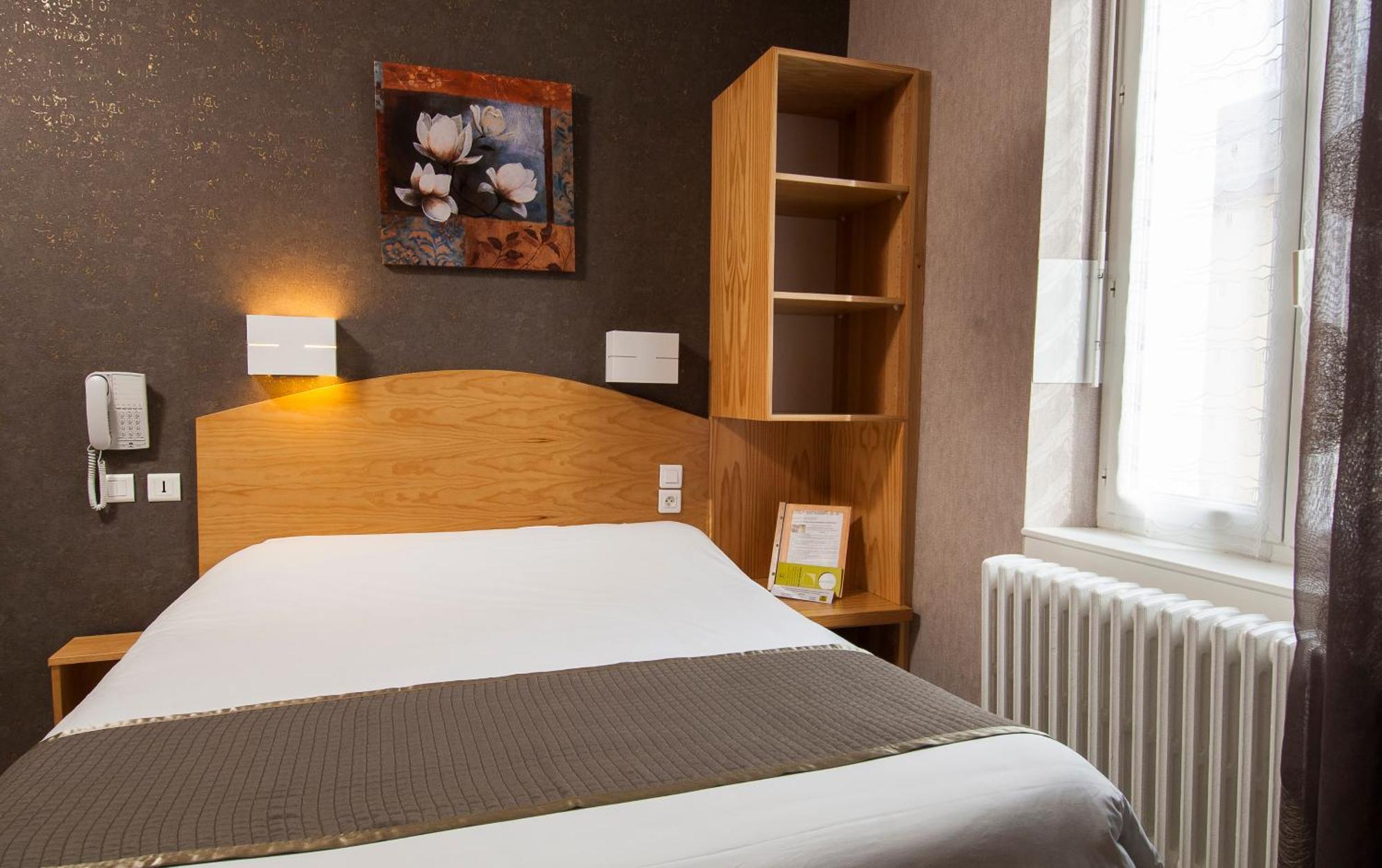Logis Hotel Restaurant Cazes Arazat Laissac Exteriör bild
