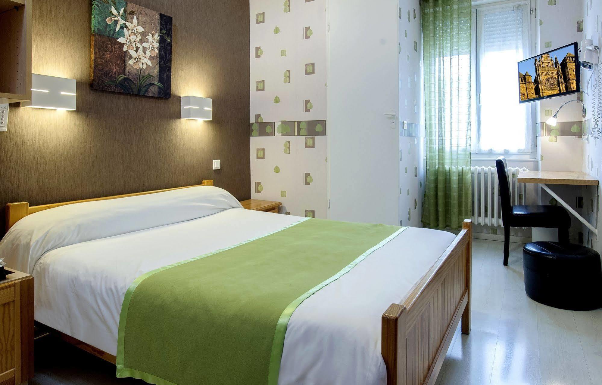 Logis Hotel Restaurant Cazes Arazat Laissac Exteriör bild