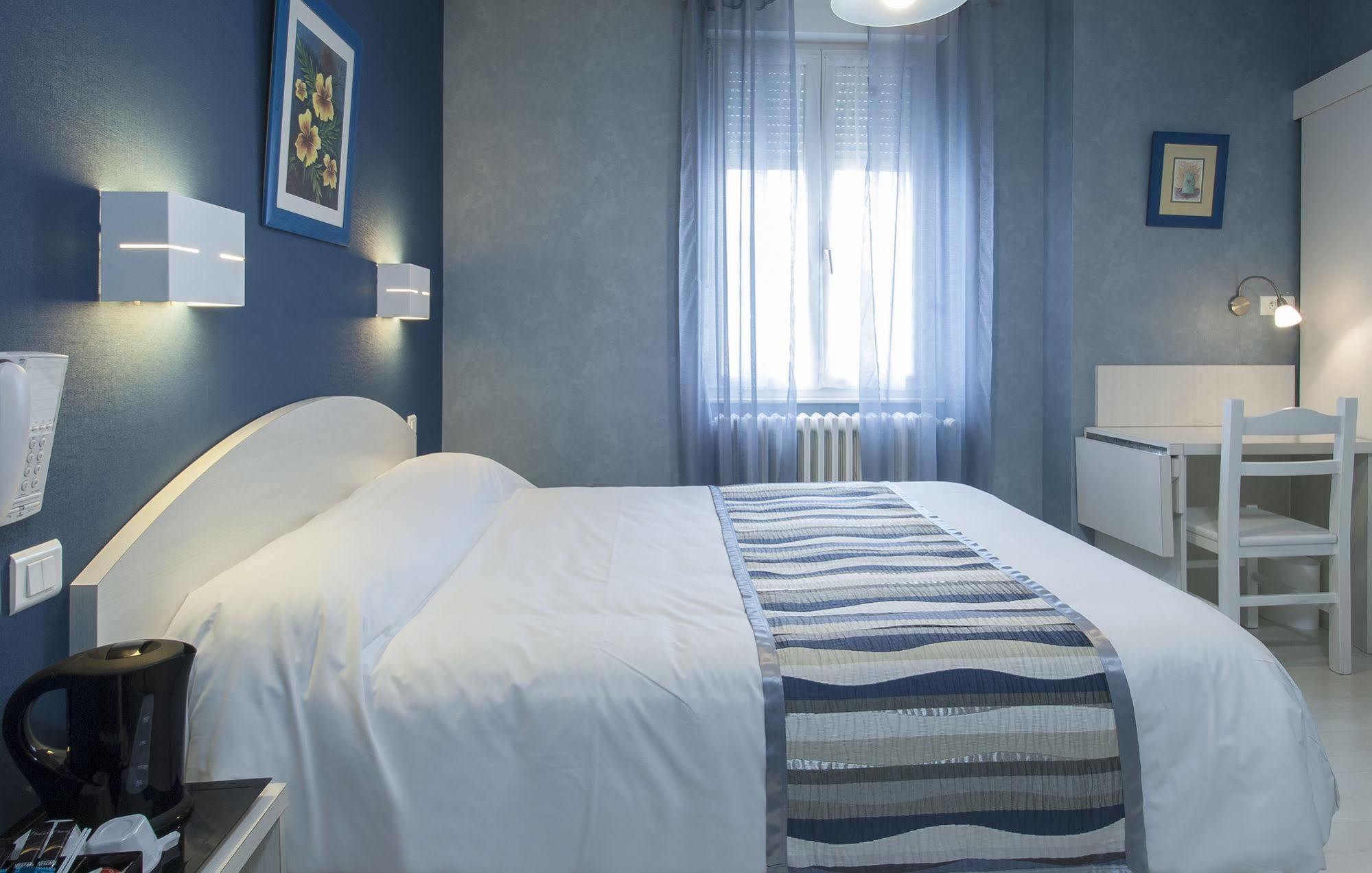 Logis Hotel Restaurant Cazes Arazat Laissac Exteriör bild