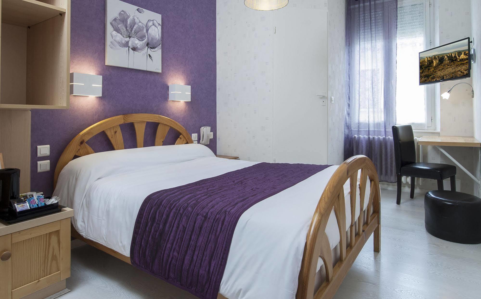 Logis Hotel Restaurant Cazes Arazat Laissac Exteriör bild