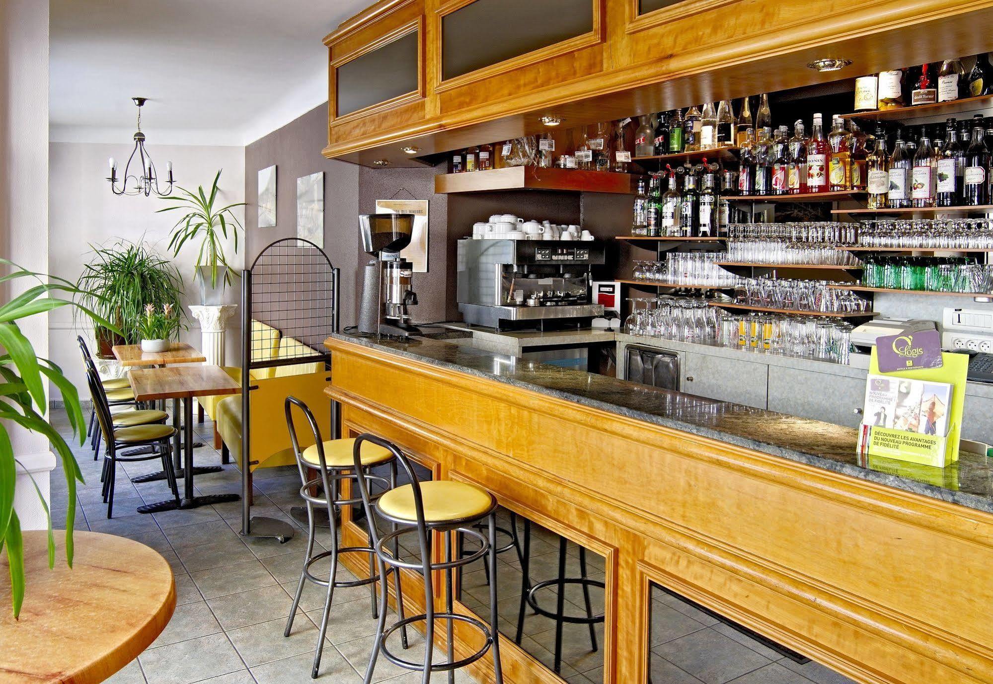 Logis Hotel Restaurant Cazes Arazat Laissac Exteriör bild