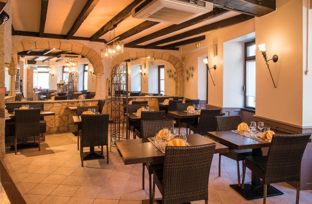 Logis Hotel Restaurant Cazes Arazat Laissac Exteriör bild