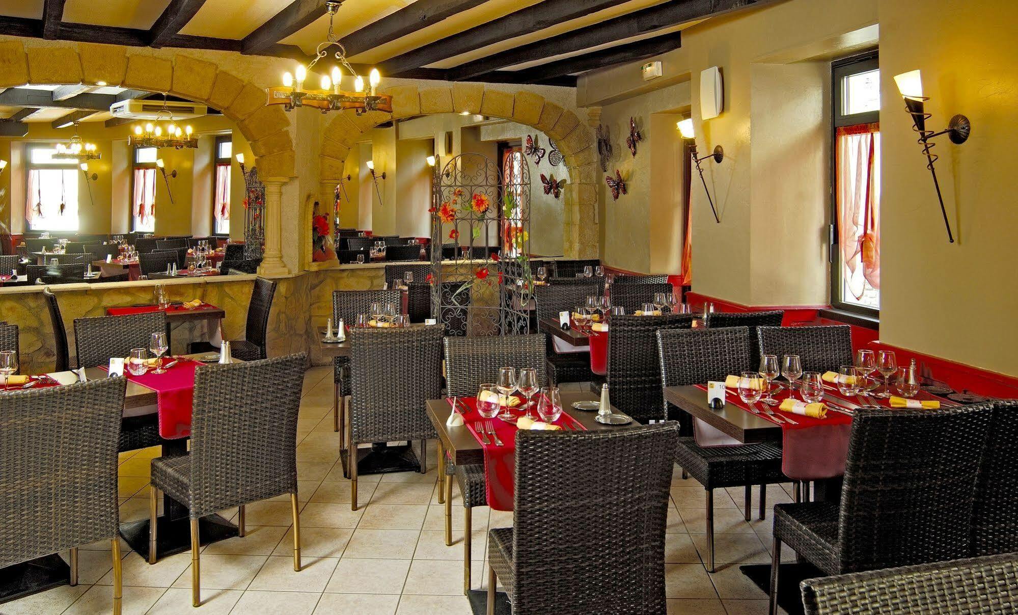 Logis Hotel Restaurant Cazes Arazat Laissac Exteriör bild
